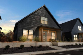 The Luxx - ALL NEW / 4 BD / Poolside / Hot Tub / Lake View